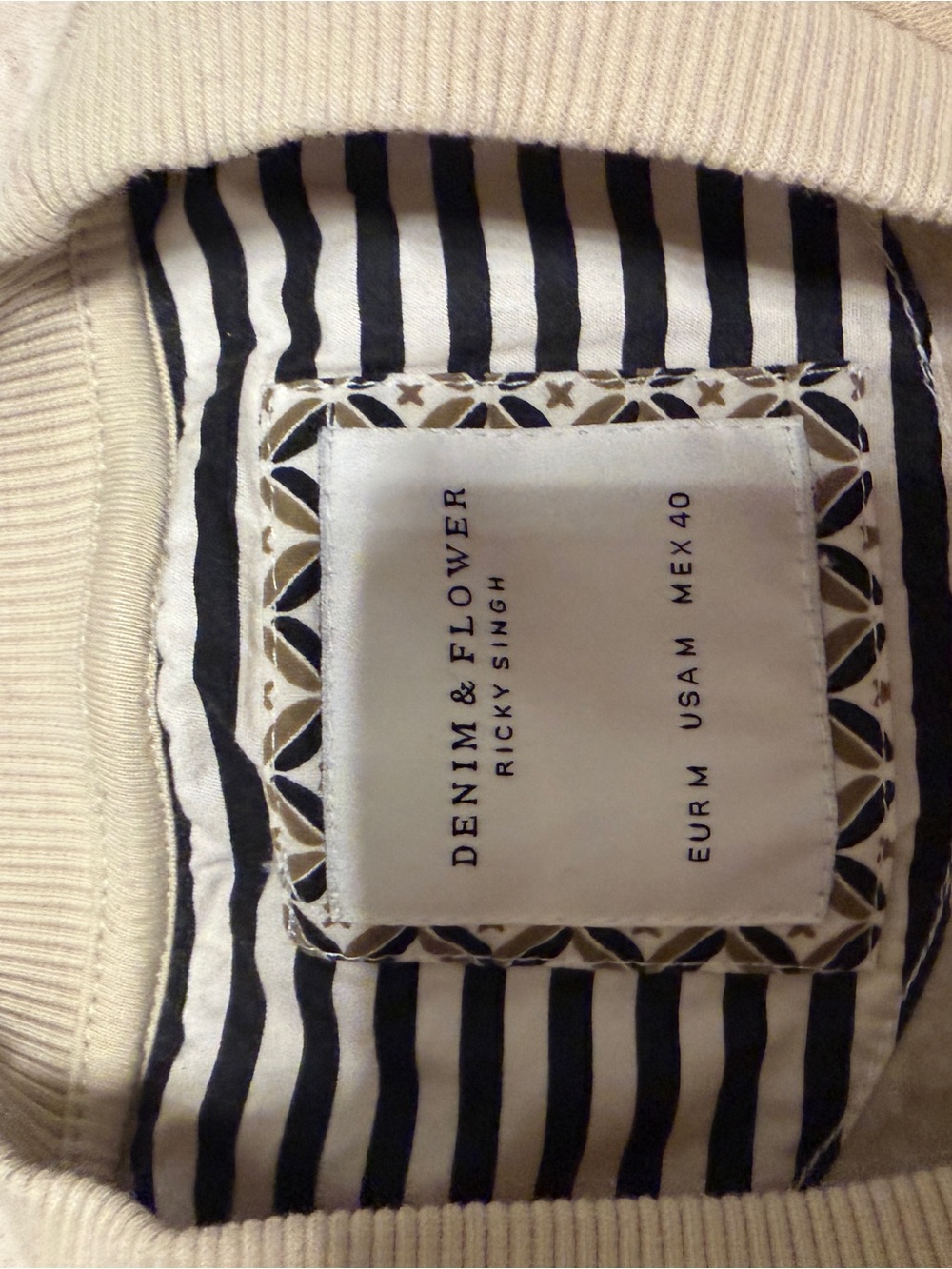 Crew neck - Picture 2 of 2